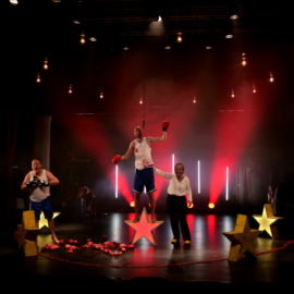 Une pièce de théâtre avec quatre acteurs, avec quelques cochons, vaches, chevaux, avec un premier ministre, une vache Milka, des inspecteurs locaux et internationaux